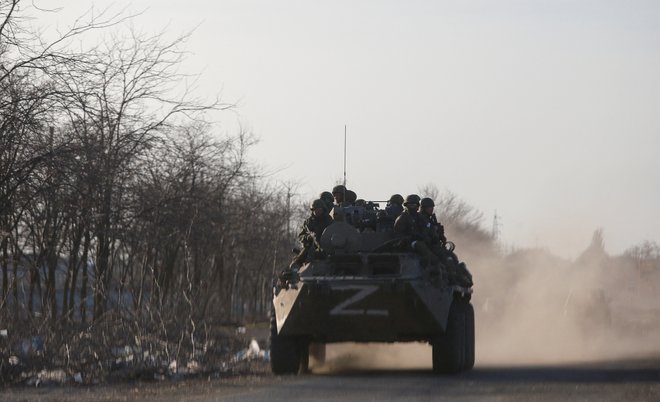 Uslužbenci proruskih čet na vrhu oklepnega transporterja na cesti, ki vodi do Mariupolja. FOTO: Alexander Ermochenko/Reuters
