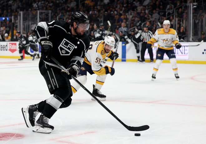 Po zgrešenem kazenskem strelu so se Anže Kopitar in kralji morali v Edmontonu zadovoljiti s točko. FOTO: Harry How/AFP
