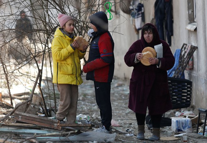 Lokalno prebivalstvo v Mariupolju. FOTO:  Alexander Ermochenko/Reuters
