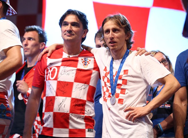 Zlatko Dalić in kapetan hrvaške reprezentance Luka Modrić na sprejemu v Zagrebu po povratku s SP 2018 v Rusiji, kjer so ognjeni osvojili srebrno kolajon. FOTO: Antonio Bronić/Reuters
