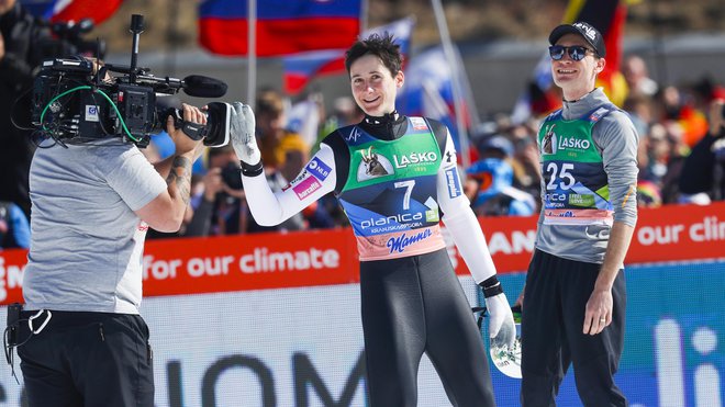 Cene Prevc (levo) se je skupaj z reprezentančnim kolegom Anžetom Laniškom v nedeljo veselil novega osebnega rekorda v Planici. FOTO: Matej Družnik/Delo
