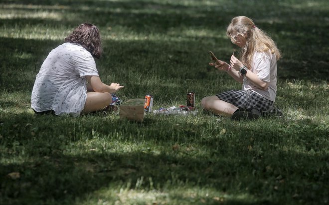 Prekinitev rutin je bila za vse otroke, ki se s tem težje spoprijemajo, velik izziv, svoje je prispeval še povečan obseg uporabe družbenih omrežij.

FOTO: Blaž Samec/DELO
