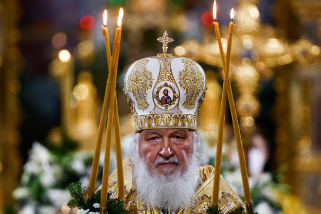 Patriarh Kiril je na dan začetka agresije v stolni katedrali Kristusa Odrešenika v Moskvi govoril, da je to vojna za obrambo edinstvene Rusije in pravoslavja, boj za ohranitev vrednot. FOTO: Maksim Šemetov/Reuters
