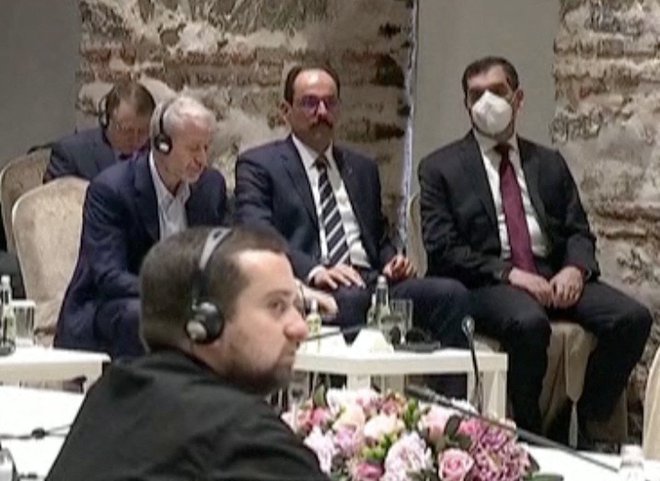 Milijarder Roman Abramovič (drugi z leve) posluša nagovor turškega predsednika Recepa Tayyipa Erdoğana na rusko-ukrajinskih mirovnih pogajanjih v Istanbulu 29. marca. Foto Turkish Presidency Via Reuters
