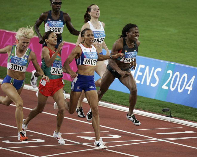 Nepozabni olimpijski finale iz Aten, ko je prve štiri tekmovalke ločilo vsega 13 stotink sekunde. FOTO: Jerry Lampen/Reuters

