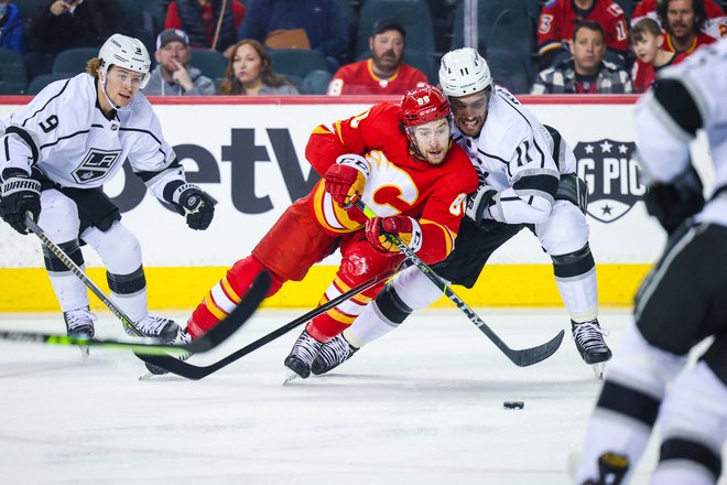 Oster boj Calgaryjevega napadalca Andrewa Mangiapana&nbsp;in Anžeta&nbsp;Kopitarja, kapetana Los Angelesa. FOTO:&nbsp;Sergej&nbsp;Belski/&nbsp;USA&nbsp;Today Sports
