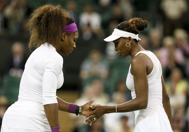 V Wimbledonu sta kraljevali posamič in tudi v dvojicah. FOTO Stefan Wermuth/Reuters
