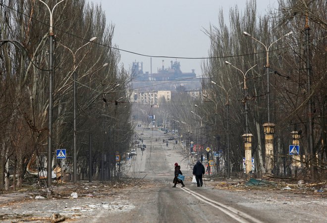 Prebivalci v Mariupolju. FOTO: Alexander Ermochenko/Reuters
