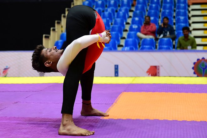 Portret udeleženca med nastopom na drugem državnem prvenstvu v jogi v Ahmedabadu. Foto: Sam Panthaky/Afp
