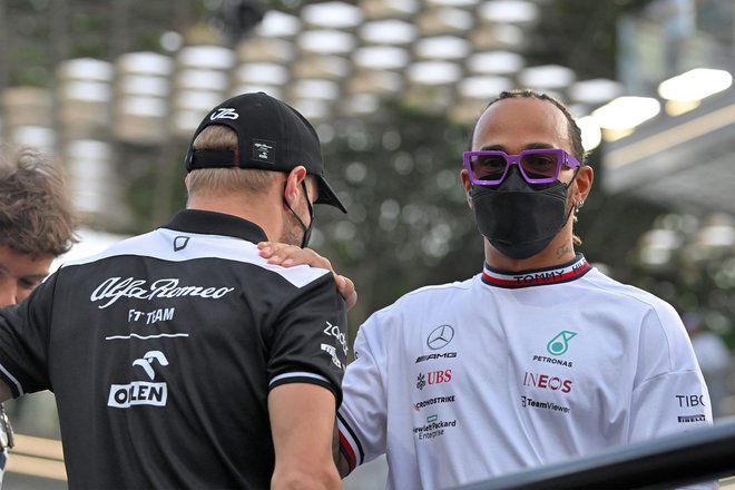 Lewis Hamilton z Valtterijem Bottasom, nekdanjim moštvenim kolegom in zdaj članom ekipe Alfa Romeo, pred parado dirkačev na VN Savdske Arabije. FOTO:&nbsp;Andrej Isaković/AFP
