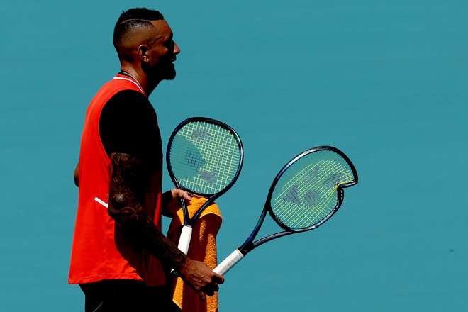 Nick Kyrgios z zlomljenim loparjem med obračunom z Jannikom Sinnerjem. FOTO:&nbsp;Matthew Stockman/AFP
