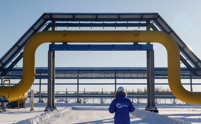 Danes je začel veljati nov predlog, ki dovoljuje plačila v dolarjih ali evrih, vendar morajo kupci za plačevanje plina imeti odprt račun v rubljih pri banki Gazprombank, ki ni predmet zahodnih sankcij. FOTO: Maxim Shemetov/Reuters
