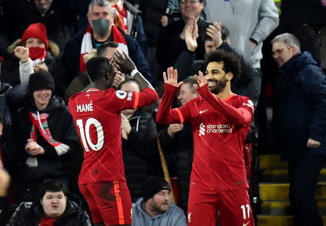 Sadio Mane (levo) in Mohamed Salah se vračata v Liverpool, potem ko je Manejev Senegal v boju za SP izločil Salahov Egipt. FOTO: Peter Powell/Reuters
