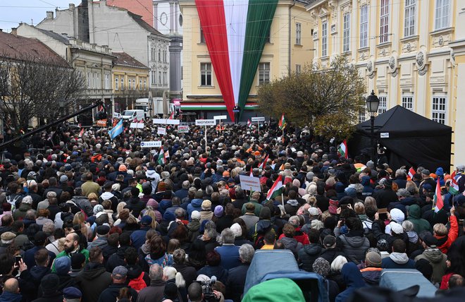 Madžarski premier Viktor Orbán med končnim predvolilnim shodom v Székesfehérvárju. Foto: Attila Kisbenedek/AFP
