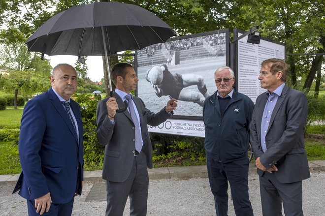 Predsedniški četverec slovenskega nogometa, prvi mož NZS Radenko Mijatović (levo), UEFA Aleksander Čeferin, nekdanji predsednik NZS Rudi Zavrl in nekdanji prvi mož sodniške organizacije Vlado Šajn, na domači fronti ni bil kos Janezu Kocijančiču. FOTO: Voranc Vogel
