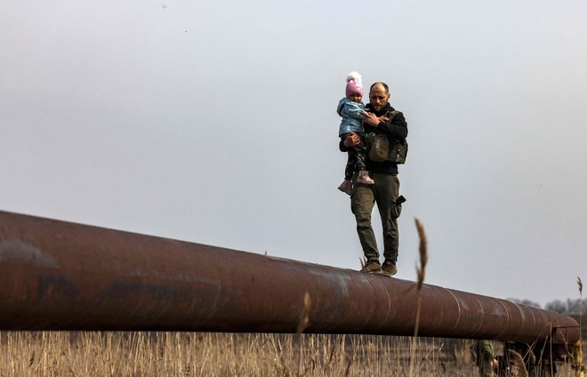 V okolici Kijeva, kjer je zadnje dni bolj mirno, vojaki pomagajo pri evakuaciji žensk in otrok. FOTO: Ronaldo Schemidt/AFP
