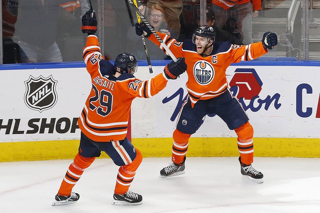 Connor McDavid proslavlja zmagoviti gol z Leonom Draisaitlom v domači dvorani&nbsp;Rogers Place. FOTO: Perry Nelson/USA Today Sports
