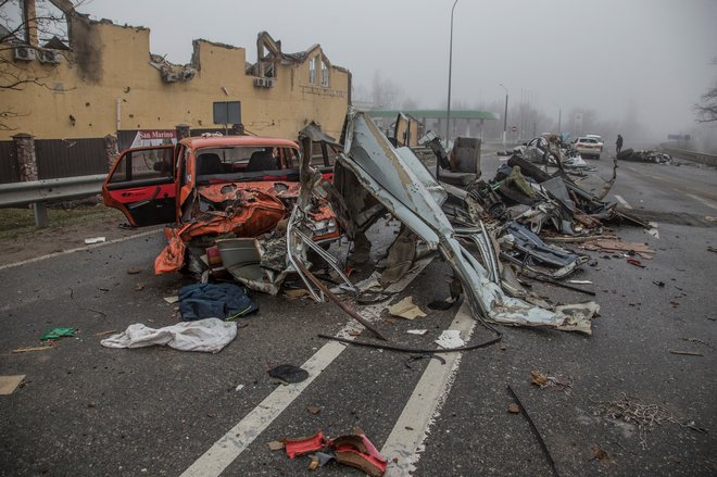 Zmečkani avtomobili v okolici Kijeva. FOTO: Stringer Reuters
