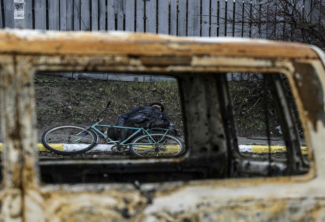 Trupla v Buči v dokaz zločinu ... FOTO: Ronaldo Schemidt/Afp
