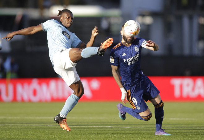 Karim Benzema (desno) ni izgubil zbranosti. FOTO: Miguel Vidal/Reuters
