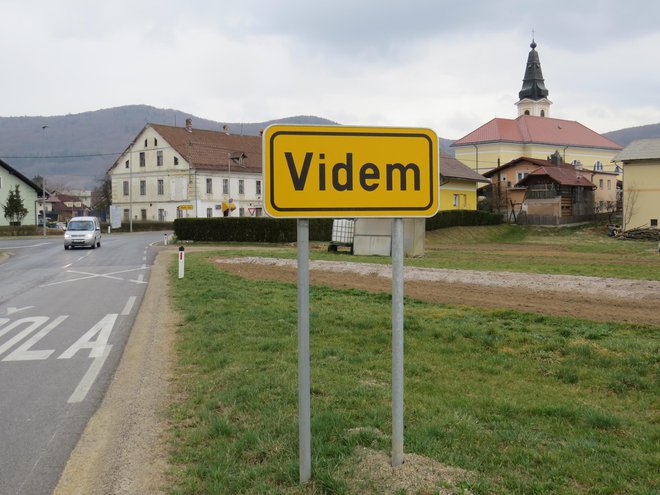 Zaradi finančne podhranjenosti doslej niso uspeli zgraditi niti vseh pločnikov v občinskem&nbsp;središču na&nbsp;Vidmu. FOTO:&nbsp;Bojan Rajšek/Delo
