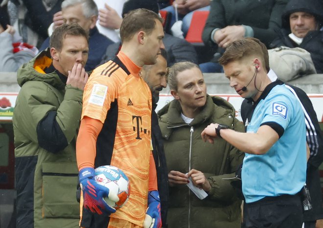 V reševanje zapleta je posegel tudi športni direktor Bayerna Hasan Salihamidžić (v ozadju), ki se je pridružil trenerju Nagelsmannu, kapetanu Manuelu Neuerju in delegatki Kathleen Krüger (vsi na fotografiji). FOTO: Heiko Becker/Reuters
