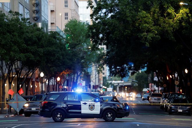 Policija je nekaj ulic zaprla. FOTO:&nbsp;Fred Greaves/Reuters
