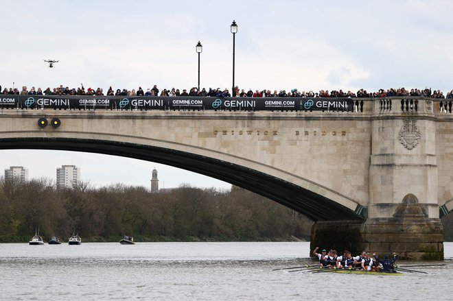 Ekipa Oxforda slavi pod mostom&nbsp;Chiswick&nbsp;na 167. dirki po reki Temzi.&nbsp;FOTO: Adrian Dennis/AFP

