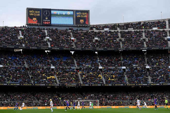 Konec marca je bil Camp Nou po dolgem času spet skoraj povsem poln, a po zaslugi ženske ekipe Barcelone, ki je na kultnem štadionu gostila povratno tekmo četrtfinala lige prvakinj z madridskim Realom (5:2). FOTO:&nbsp;Josep Lago/AFP
