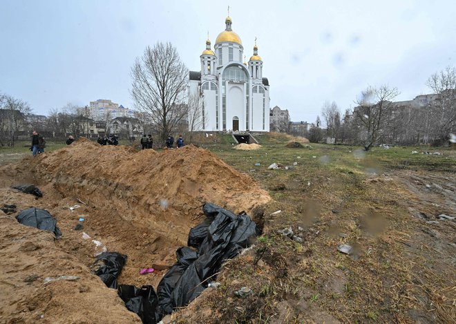 Množični grob v Buči. FOTO: Sergei Supinsky/AFP
