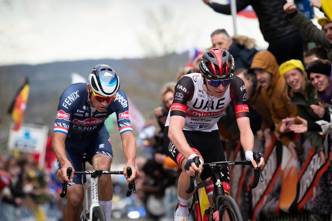 Ko je Tadej Pogačar pospešil v klanec, mu je lahko sledil samo Mathieu van der Poel. Foto Kristof Van Accom/AFP
