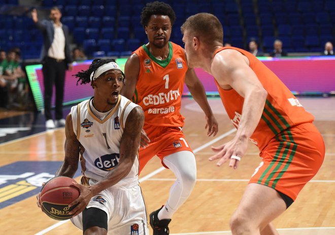 Edo Murić in Yogi Ferrell (v oranžnem dresu) med dvobojem v Podgorici. FOTO: SC Derby/ABA
