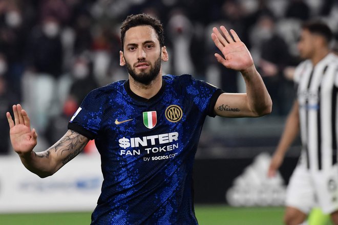 Hakan Calhanoglu je z enajstmetrovko odločil veliki italijanski obračun v Torinu. FOTO: Filippo Monteforte/AFP
