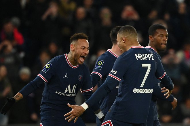 Neymar (levo) in Kylian Mbappe proslavljata med nedeljsko tekmo&nbsp;v Parizu. FOTO: Franck Fife/AFP
