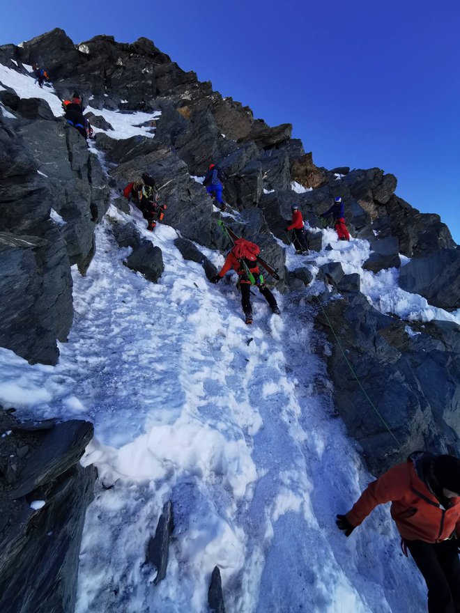 Tudi najlažja pot na vrh ni povsem nedolžna, zato si mnogi zanjo najamejo gorskega vodnika. Foto Dean Pecman

