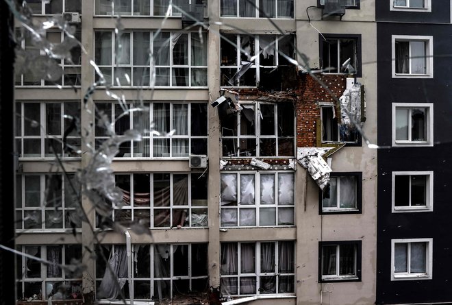 Uničena stanovanjska zgradba v Buči. FOTO: Ronaldo Schemidt/AFP
