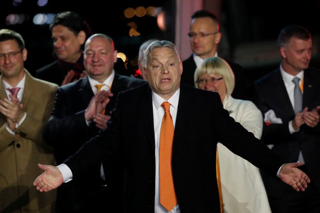 Madžarski premier Viktor Orbán in člani stranke Fidesz med proslavljanjem volilnega izida. FOTO: Reuters
