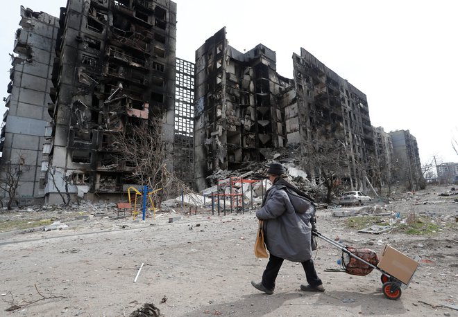 Razmere v uničenem Mariupolju. Iz obleganih ukrajinskih mest je po poročanju časnika Ukrajinska pravda včeraj na varno prispelo 2694 ljudi. FOTO: Alexander Ermochenko/Reuters
