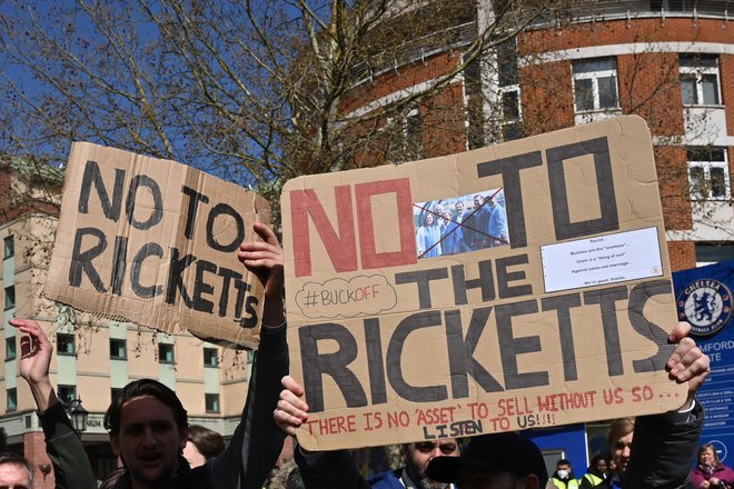 Navijači Chelseaja so minuli konec tedna protestirali pred štadionom Stamford Bridge, potem ko so se v javnosti spet pojavile rasistične izjave glave družine Joeja Rickettsa, od katerih so se njegovi sorodniki, ki zdaj vodijo posle,&nbsp;ogradili že leta 2019. FOTO: Glyn Kirk/AFP
