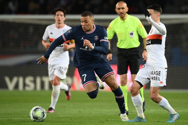 Kylian Mbappe je bil v nedeljo neulovljiv za obrambo Lorienta. FOTO:&nbsp;Franck Fife/AFP
