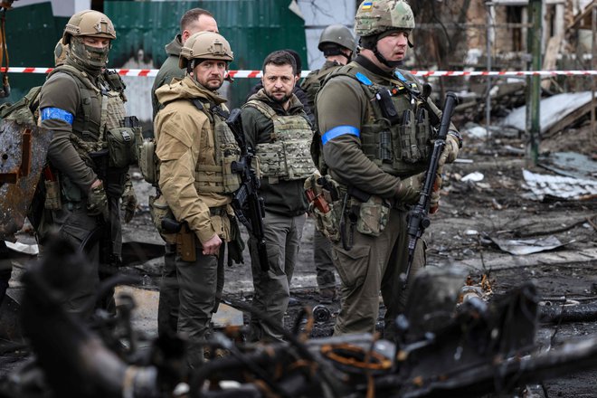 Ukrajinski predsednik Volodimir Zelenski (v sredini) je obiskal Bučo in tamkajšnja ruska grozodejstva imenoval genocid. FOTO:&nbsp;Ronaldo Schemidt/AFP
