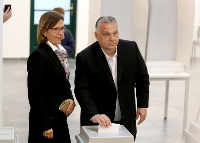 Verjetno se ni treba vprašati, katero stranko je v nedeljo volila&nbsp;Anikó Lévai (desno njen mož, nekdanji, sedanji in prihodnji madžarski premier&nbsp;Viktor Orbán). FOTO: Ferenc Isza/Afp
