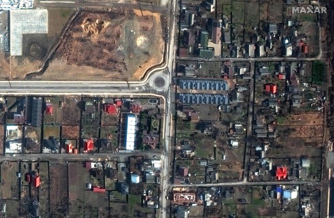 Satelitski posnetki Maxarja: Jablonska ulica v Buči, dne 31. marca. FOTO: AFP
