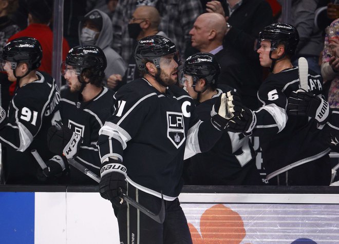 Anže Kopitar je sicer dosegel dve točki po dveh podajah, a Los Angeles Kings so izgubili proti gostom iz Calgaryja. FOTO: Ronald Martinez/AFP
