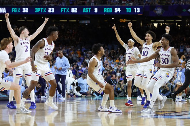 Košarkarji Kansasa so v velikem finalu univerzitetnega prvenstva uprizorili podvig in prišli do četrte zmage. FOTO: Jamie Squire/AFP
