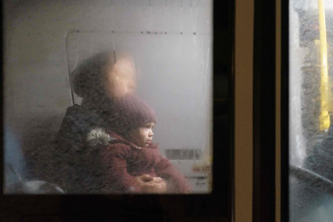 Ljudje v avtobusu, ki je prispel v središče za razseljene osebe v Zaporožju. FOTO: Emre Caylak/AFP
