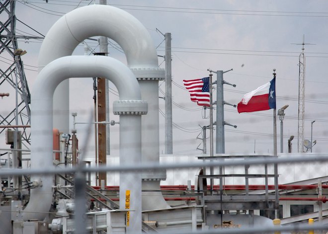 ZDA so napovedale sprostitev nafte iz strateških rezerv. Fotografija je iz takega skladišča v mestu Freeport v Teksasu. FOTO: Richard Carson/Reuters
