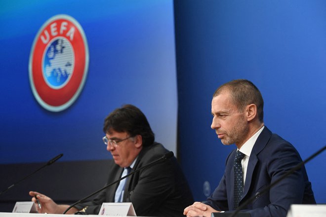 Predsednik Evropske nogometne zveze Aleksander Čeferin (desno) in Uefin generalni sekretar Theodor Theodoridis. FOTO: Reuters
