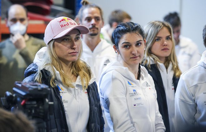 Janja Garnbret, Mia Krampl in Vita Lukan (z leve) želijo čim prej v tekmovalne umetne stene svetovnega pokala. FOTO: Jože Suhadolnik
