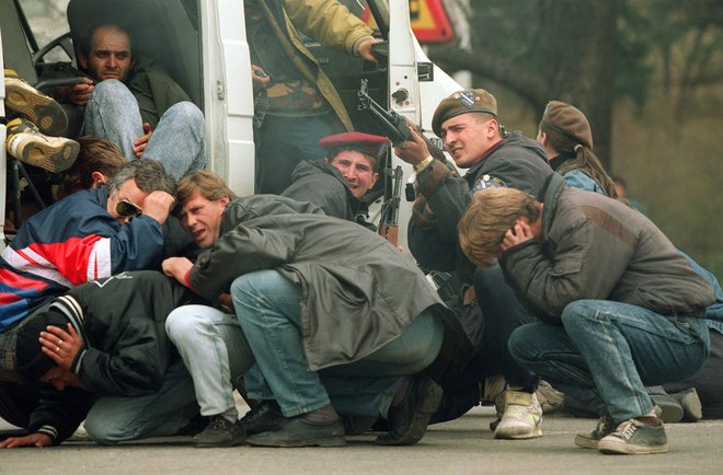 Ta fotografija je bila posneta na današnji dan natanko pred 30 leti, ko so srbski ostrostrelci streljali na množico demonstrantov za mir. Foto: Mike Persson/AFP
